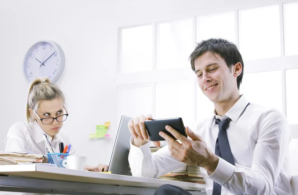 Empresario usando teléfono inteligente en la oficina — Foto de Stock