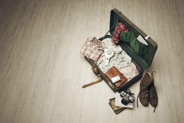 Упакованный винтажный чемодан — стоковое фото