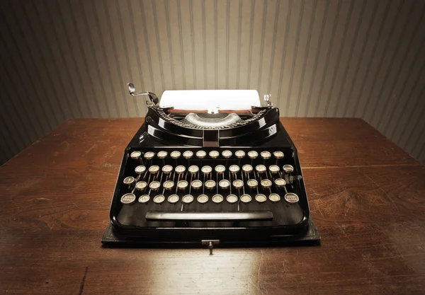 Máquina de escribir vieja en un escritorio de madera —  Fotos de Stock