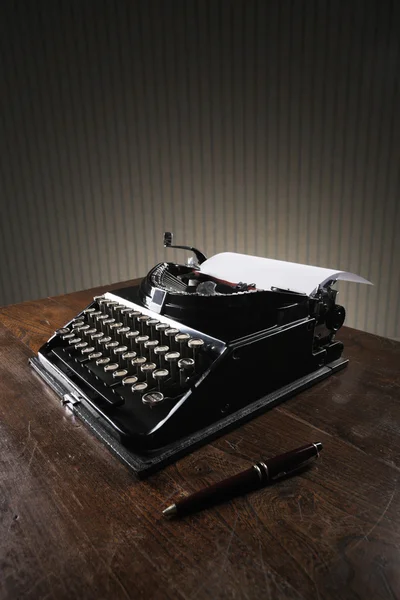 Starý psací stroj na dřevěný stůl — Stock fotografie