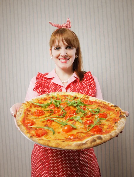 Vejetaryen pizza holding retro ev kadını — Stok fotoğraf