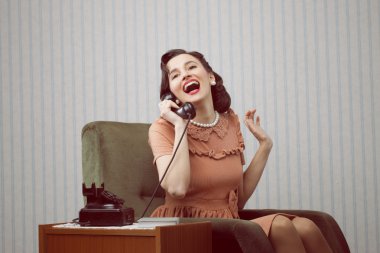 neşeli kadın sabit hatlı telefonda konuşurken