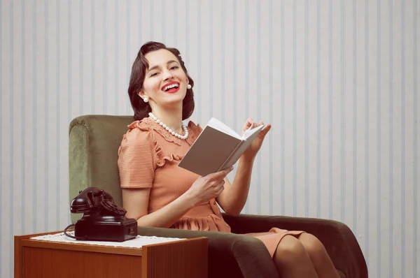Lachende vrouw lezing boek — Stockfoto
