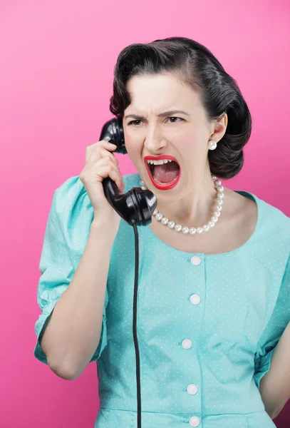 Mulher gritando em um telefone antiquado — Fotografia de Stock