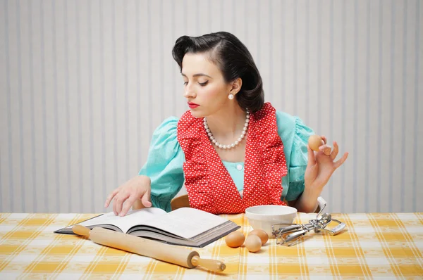 Menina lê um livro de receitas — Fotografia de Stock