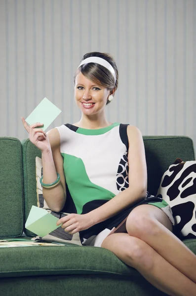 Schöne Frau mit Liebesbrief — Stockfoto