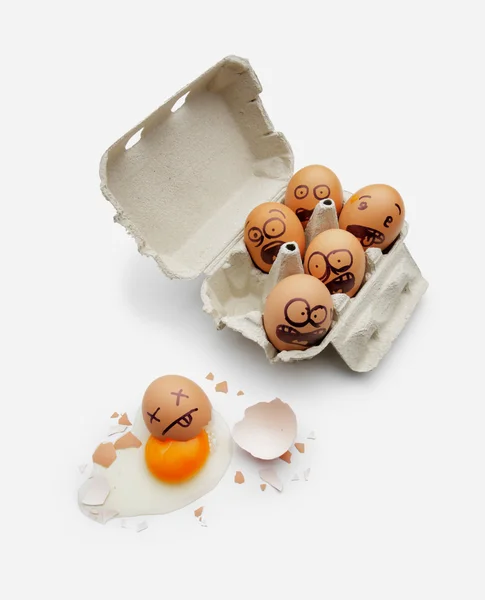 Яйця в коробці бояться мертвого друга — стокове фото