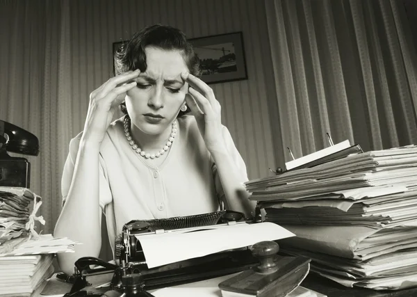 Mujer de negocios agotada — Foto de Stock