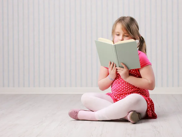 Kitap ile güzel küçük bir kız — Stok fotoğraf