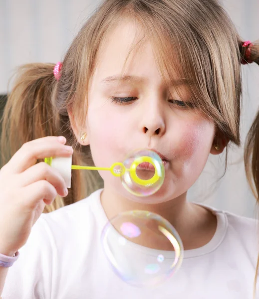 Little girll blowing bubbles — Stock Photo, Image