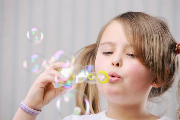 Little girll blowing bubbles — Stock Photo, Image