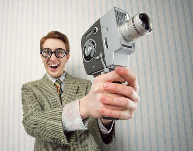 eski moda cine kamera ile nerdy genç adam