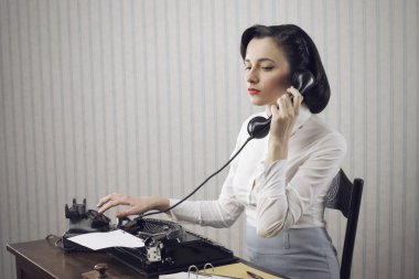 Kadın telefonda konuşurken masada