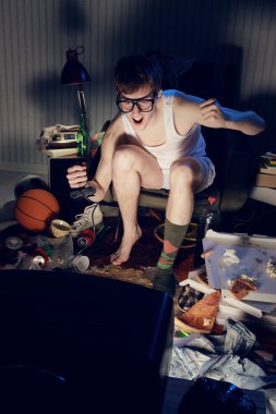 Televizyonda video oyunları oynarken oyun nerd