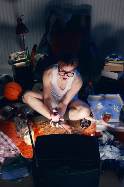 Televizyonda video oyunları oynarken oyun nerd