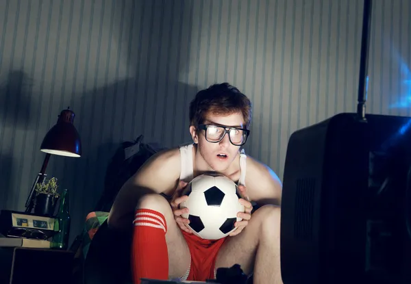 Televizyon izlerken futbol fan — Stok fotoğraf