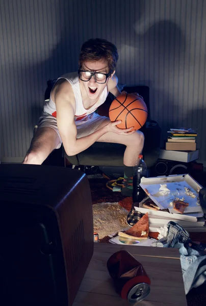 Basketball-Fan vor dem Fernseher — Stockfoto