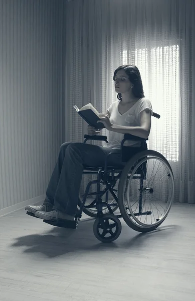 Jovem mulher lendo um livro — Fotografia de Stock