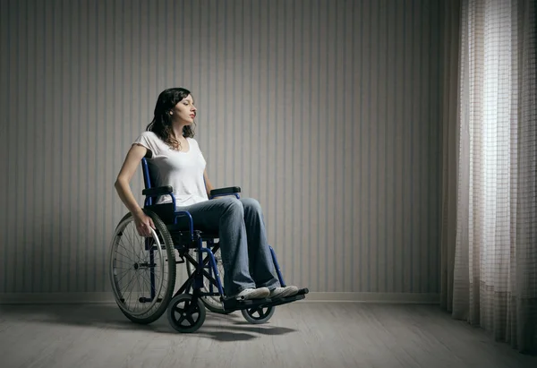 Triste femme assise sur fauteuil roulant — Photo