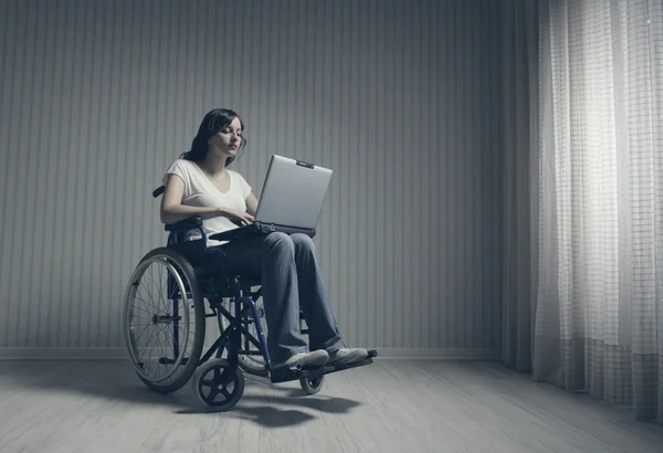 Giovane donna disabile utilizzando il computer portatile — Foto Stock