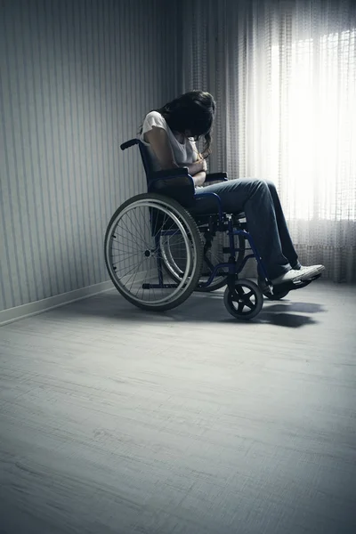 Mulher chorando sentada em cadeira de rodas — Fotografia de Stock