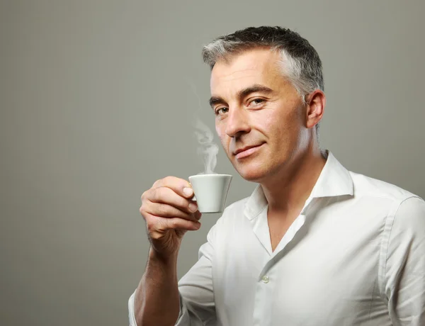 Mann trinkt einen Kaffee — Stockfoto