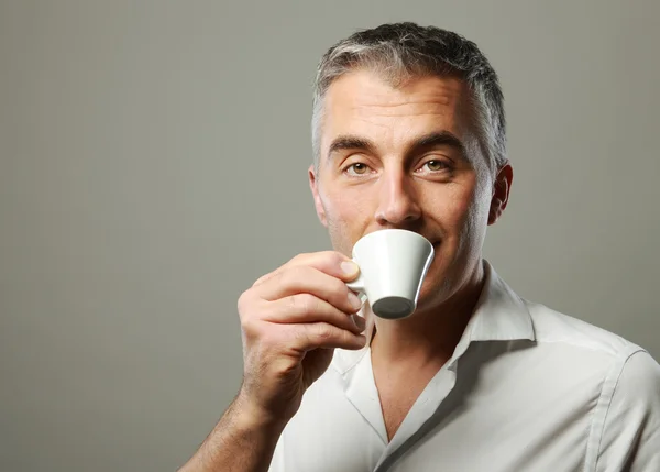 Mann trinkt einen Kaffee — Stockfoto