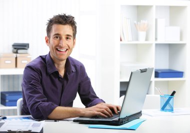 Bilgisayarda çalışan mutlu adam.