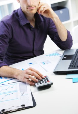 iş adamı finansal verilerin analizi