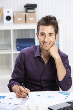 iş adamı finansal verilerin analizi