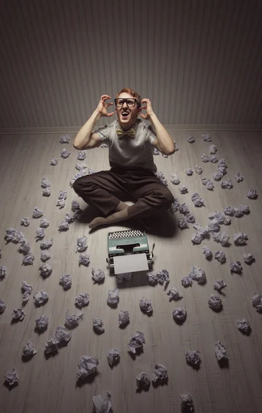 Frustrado homem na máquina de escrever — Fotografia de Stock