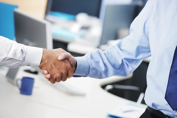 握手をするビジネスマン — ストック写真