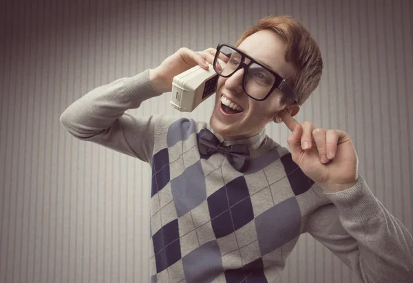 Estudiante nerd con un viejo teléfono móvil —  Fotos de Stock