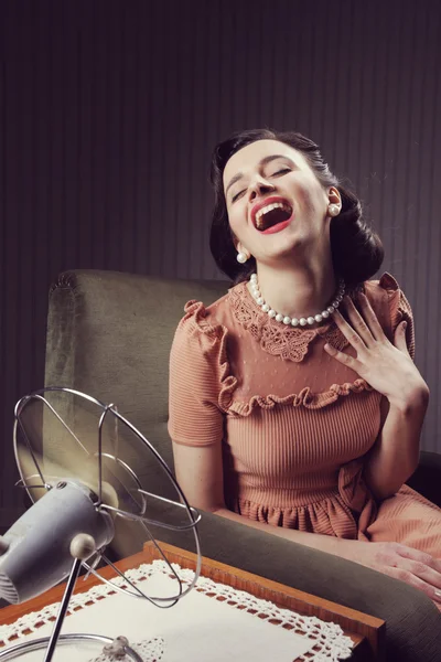 Mulher esfriando-se com ventilador — Fotografia de Stock