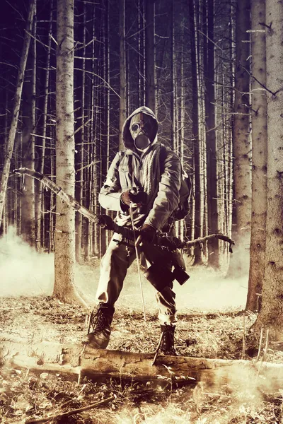 A male bow hunter wearing gas mask — Stock Photo, Image