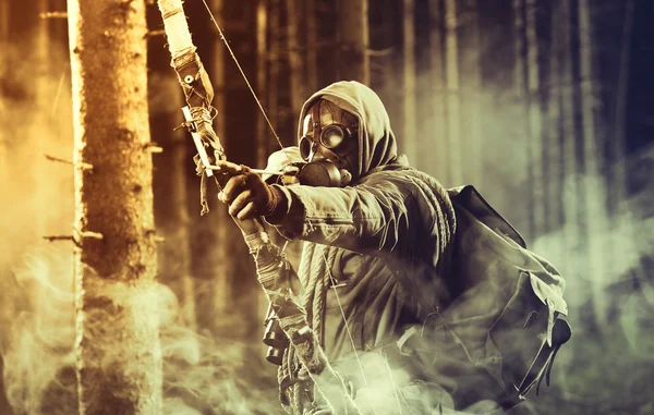 A male bow hunter wearing gas mask — Stock Photo, Image