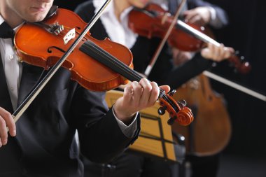 Klasik müzik. konserinde kemancı