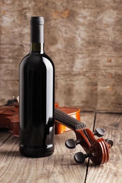 赤ワインのボトルとヴァイオリン — ストック写真