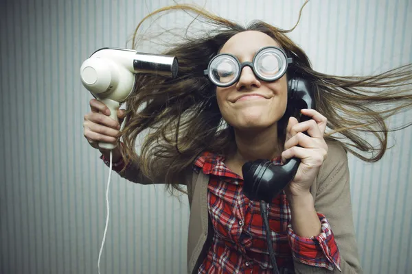 Donna nerd asciugare i capelli — Foto Stock