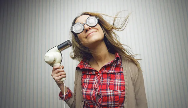 Donna nerd asciugare i capelli — Foto Stock