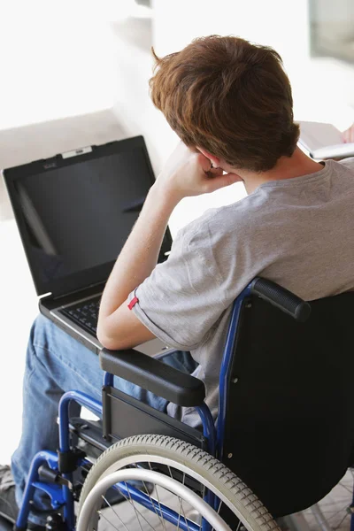 Étudiant en fauteuil roulant — Photo