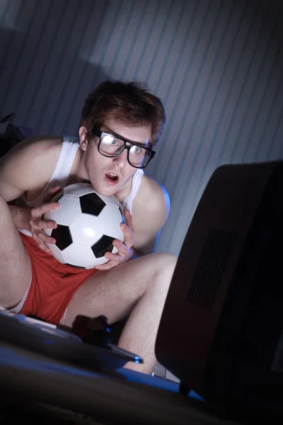 Футбол вентилятор дивитися телебачення — стокове фото