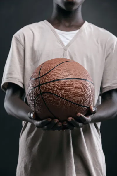 Menino com basquete — Fotografia de Stock