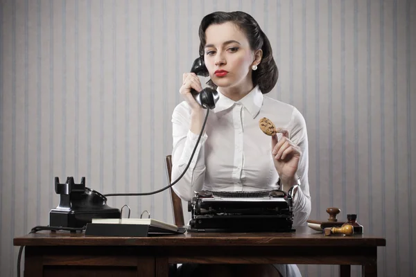 Mulher falando no telefone na mesa — Fotografia de Stock