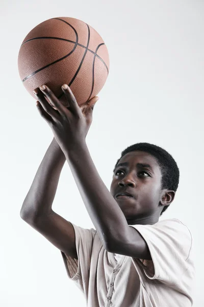 Schieten een basketbal — Stockfoto