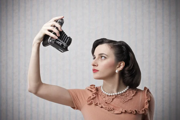 Frau macht ein Foto von sich — Stockfoto