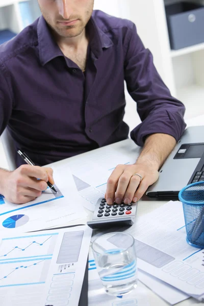 Homem de negócios analisando dados financeiros — Fotografia de Stock