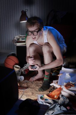 Televizyonda video oyunları oynarken oyun nerd
