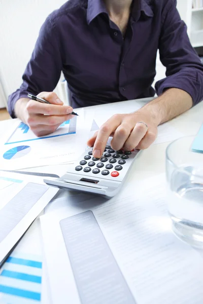 Homem de negócios analisando dados financeiros — Fotografia de Stock