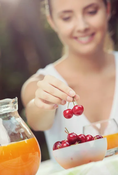 Female hand takes a cherry — Stock Photo, Image